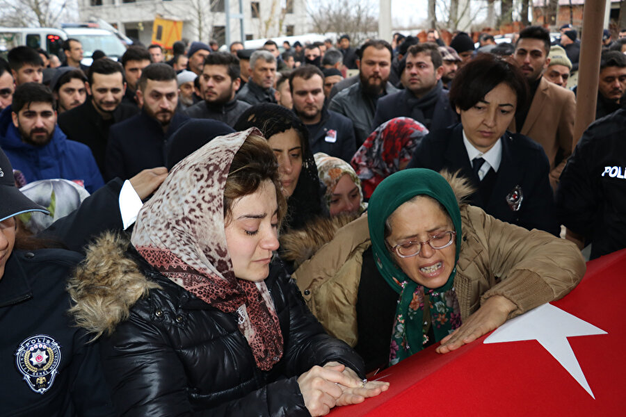 Şehit polis memurunun nişanlısı yüzüğünü göstererek gözyaşı döktü.