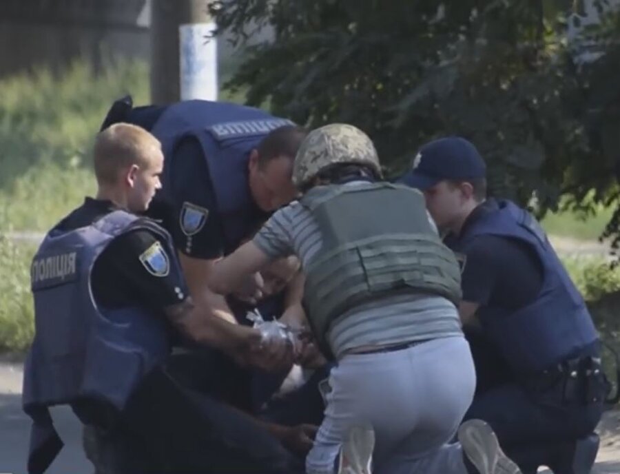 Bomba imha uzmanları çevre güvenliğini aldıktan sonra adamın elindeki bombayı alarak inceledi.