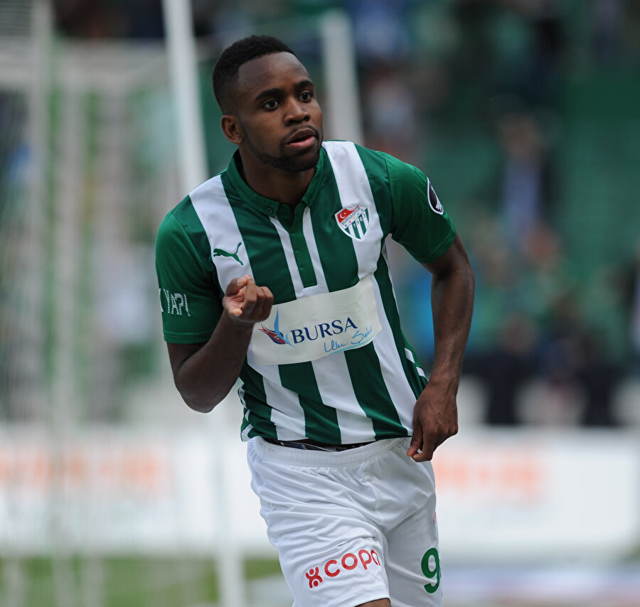 Bakambu, Bursaspor formasıyla çıktığı 40 maçta 21 gole imzasını atmıştı.