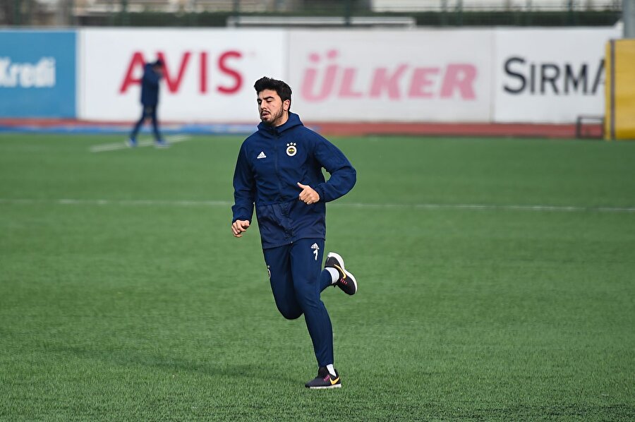 Ozan Tufan tek başına idman yapıyor.