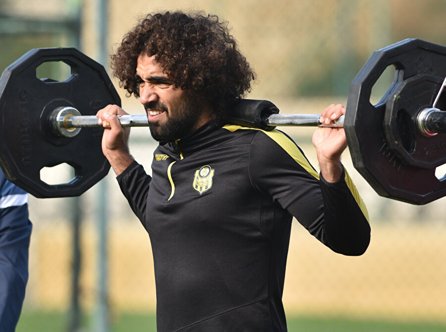 Sadık Çiftpınar sezonun ilk yarısında Yeni Malatyaspor formasıyla 17 maça çıktı.