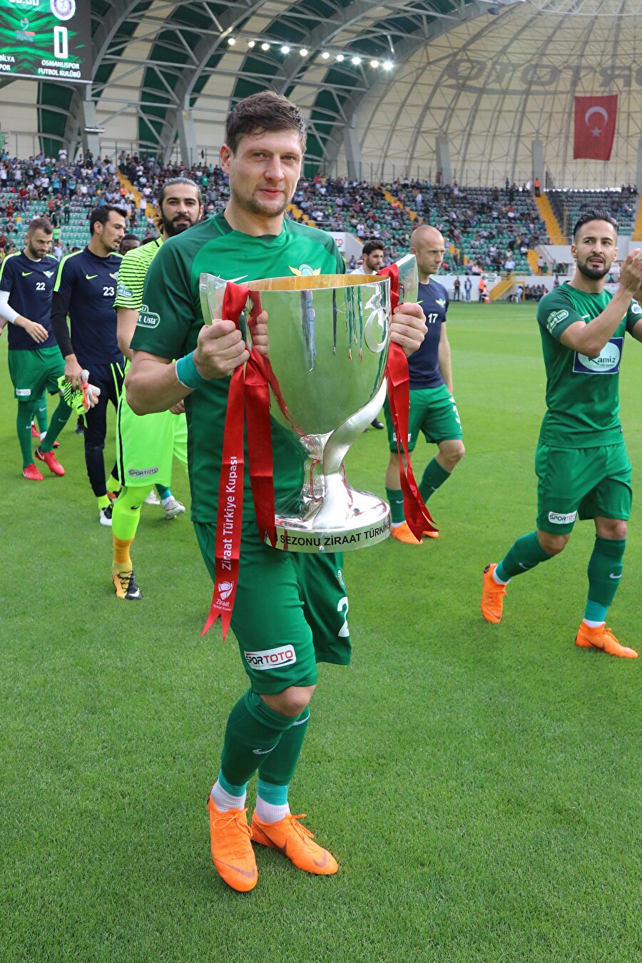 Yevhen Seleznyov, Akhisarspor'la Türkiye Kupası ve Süper Kupa'yı kazanmıştı.