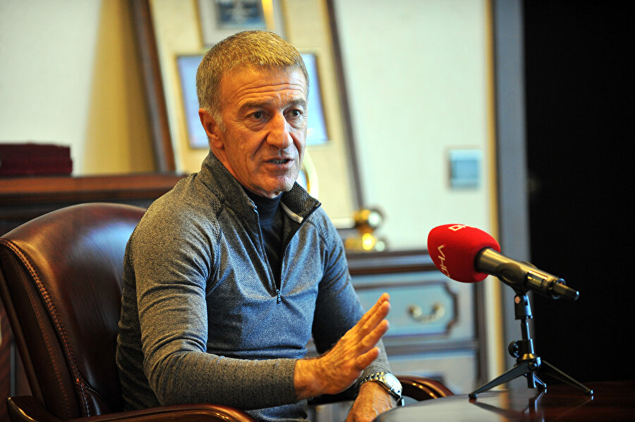 Ahmet Ağaoğlu, DHA muhabirinin sorularını yanıtlarken.