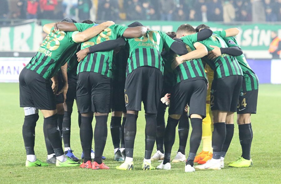 Akhisarspor forması giyen oyuncular mücadele öncesinde motivasyon konuşması yapıyor.