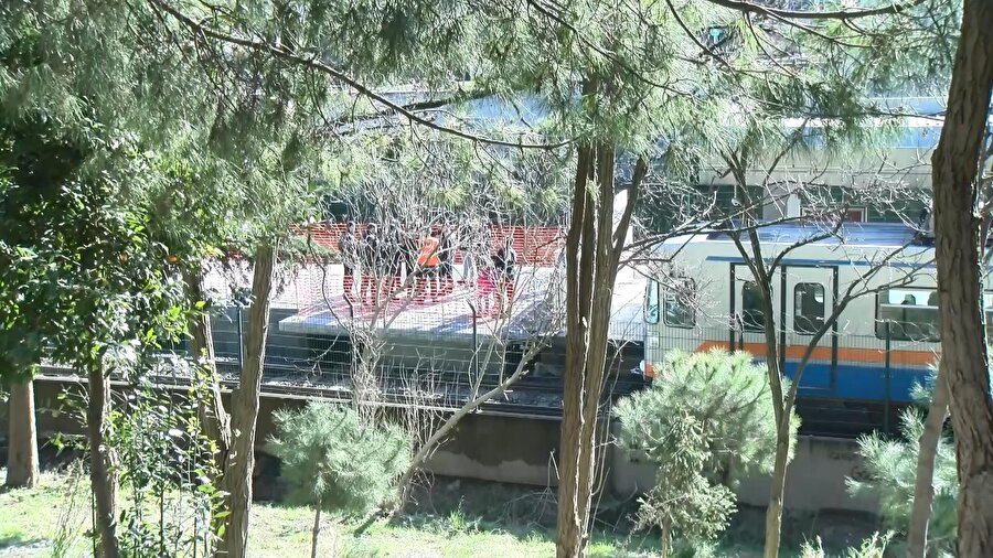 Çocuklarını rayların üstüne bırakan baba, gözaltına alındı.