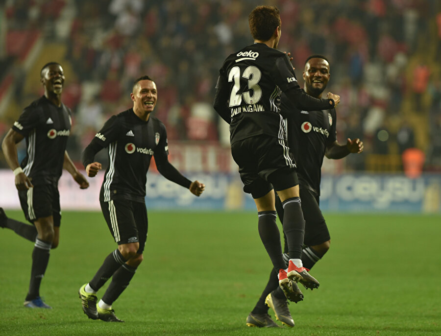 Shinji Kagawa, Antalyaspor ağlarına attığı golü takım arkadaşlarıyla kutluyor.