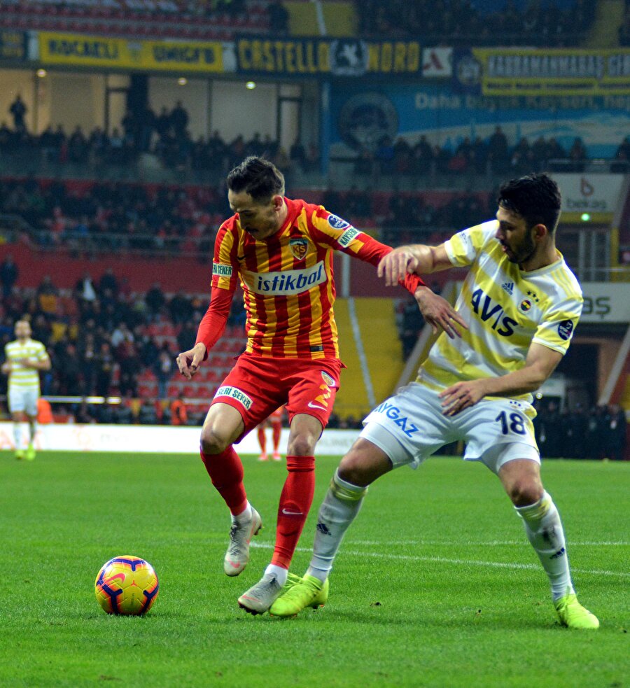 Tolgay Arslan rakibiyle ikili mücadele içinde.