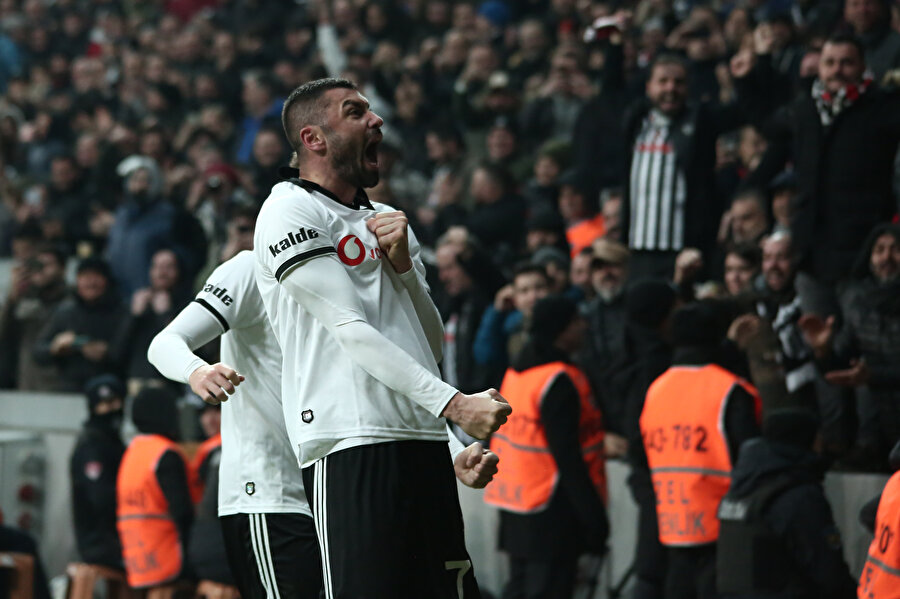 Burak Yılmaz attığı gollerin ardından tribünlere koştu.