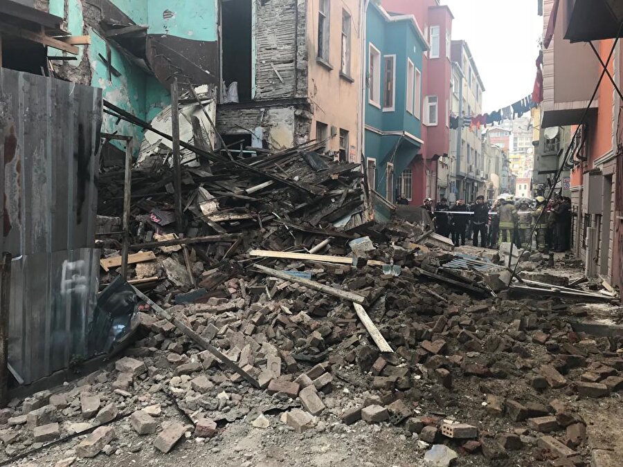 Balat'ta 4 katlı eski bina çöktü.