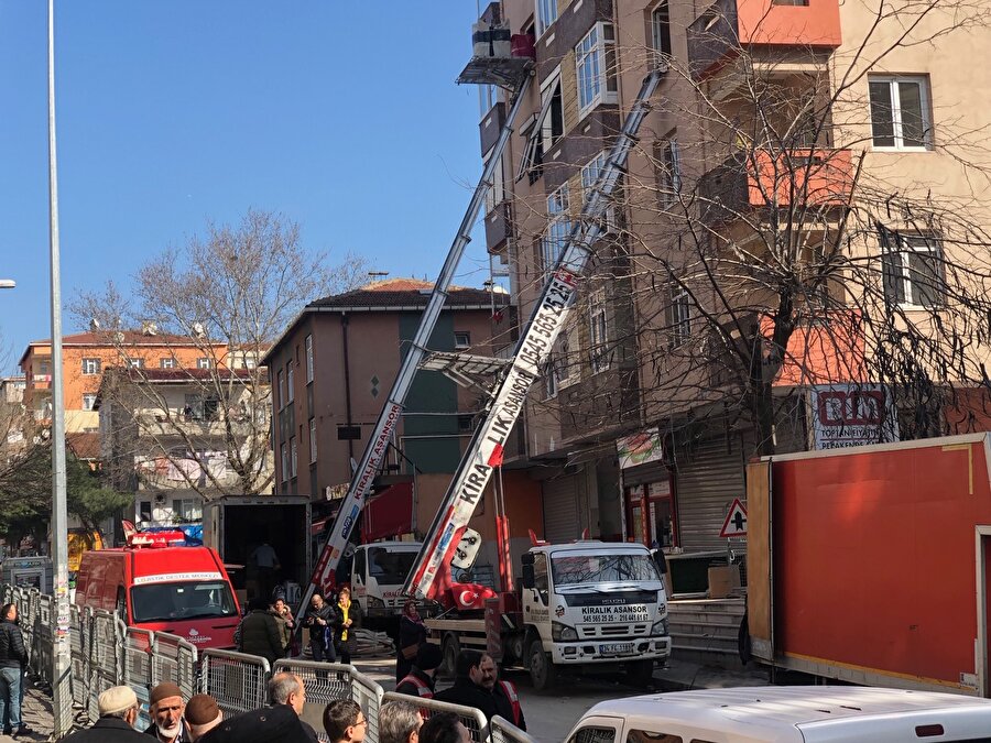 Kartal'da riskli binaların tahliyesi sürüyor.