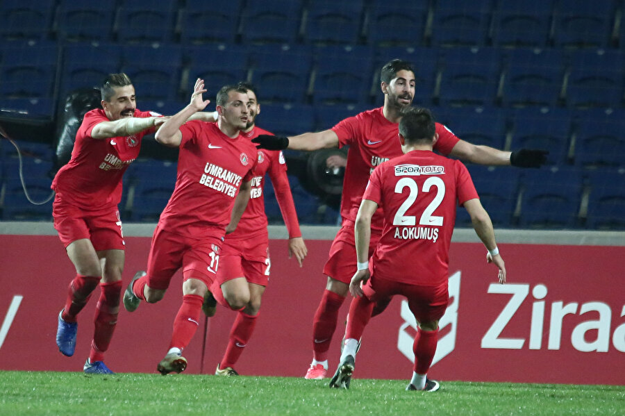 Ümraniyespor forması giyen isimlerin yarı final sevinci.