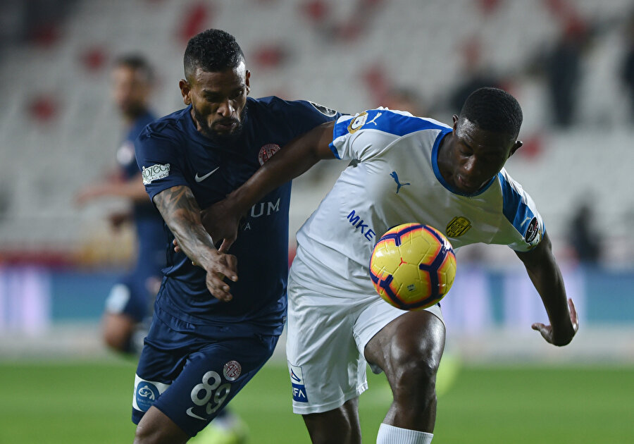 Haftanın en gollü maçı olan Antalyaspor-MKE Ankaragücü karşılaşmasından bir kare.