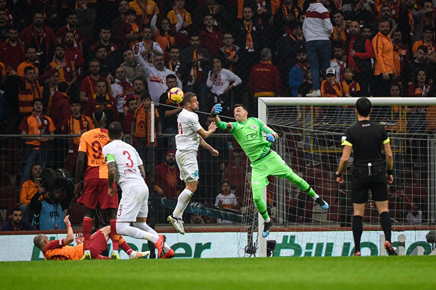 Fernando Muslera hava topunda rakibine izin vermiyor.
