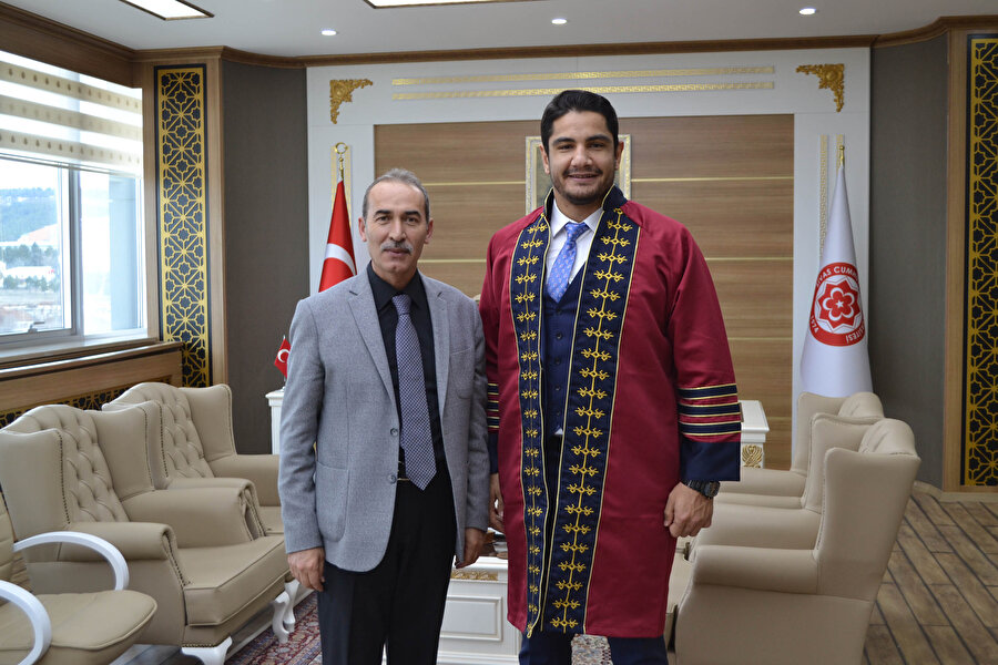 Milli güreşçi Taha Akgül, yüksek lisansını tamamladı.