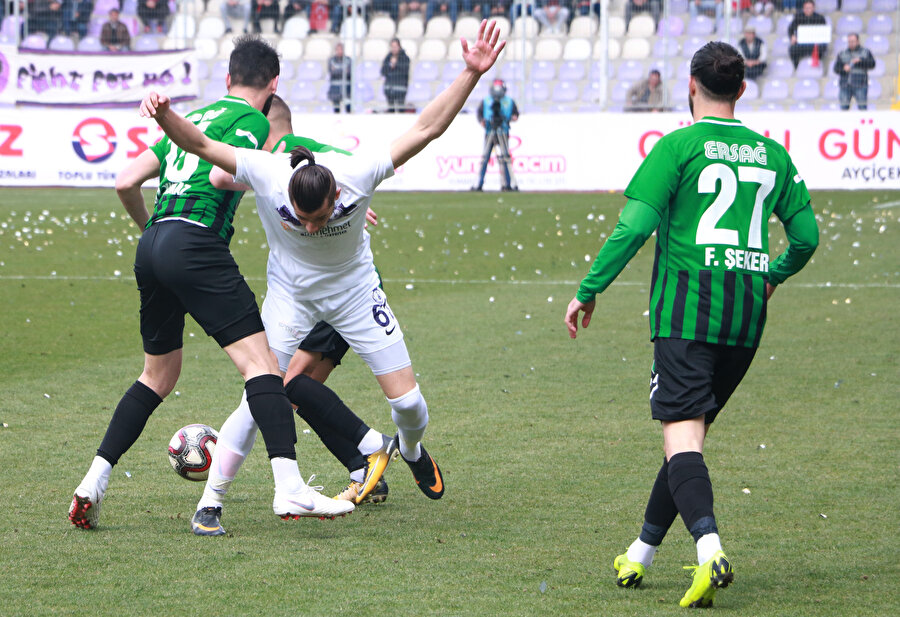Denizlispor lider konumda Süper Lig mücadelesini sürdürüyor.