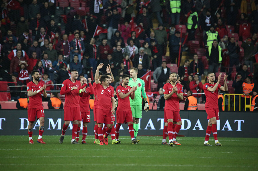 Millilerimiz, Moldova maçının ardından tribünleri selamlıyor.