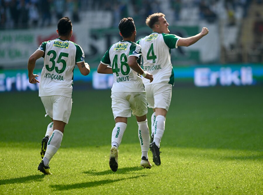 Bursaspor, yerli ve genç oyunculara verdiği önemle dikkat çekiyor.