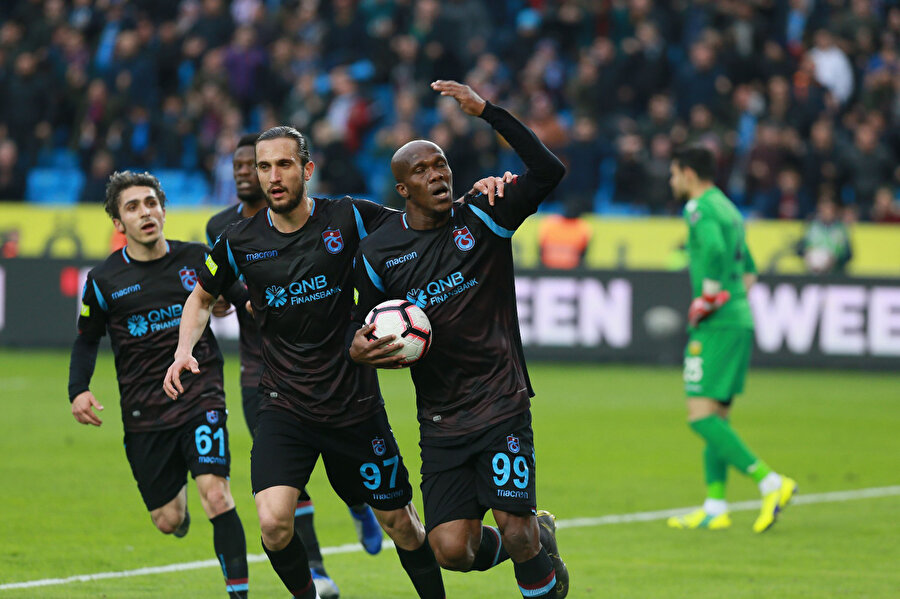 Nwakaeme'nin takım arkadaşlarıyla gol sevinci.