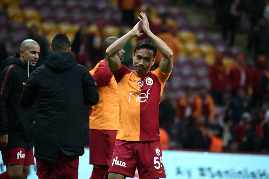 Yuto Nagatomo maçın ardından taraftarları selamlıyor.