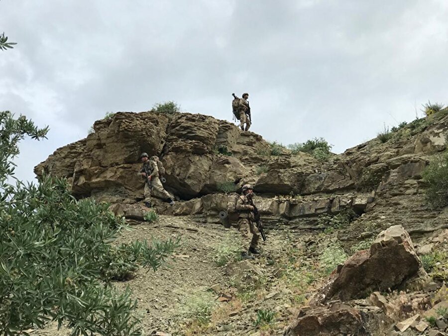 Güvenlik güçleri PKK'nın silah ve mühimmatı ele geçirildi