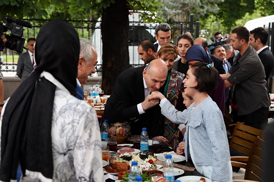 Şehit çocukları ile Bakan Soylu arasındaki samimiyet dikkat çekti.