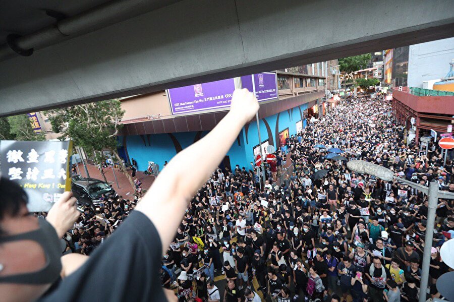 Hong Kong’da binlerce insan yine sokaklarda