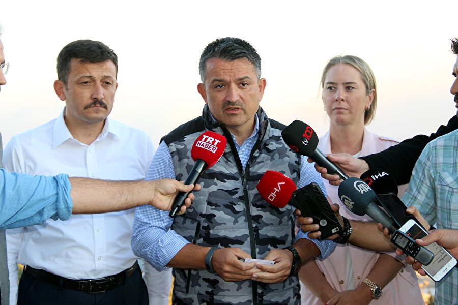 Bakan Pakdemirli, İzmir'deki orman yangınının söndürüldüğünü bildirdi.