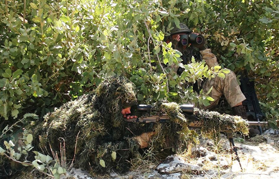 Kıran- 2 Operasyonu'nda askerlerimiz gözlem yaptığı sırada görünüyor.