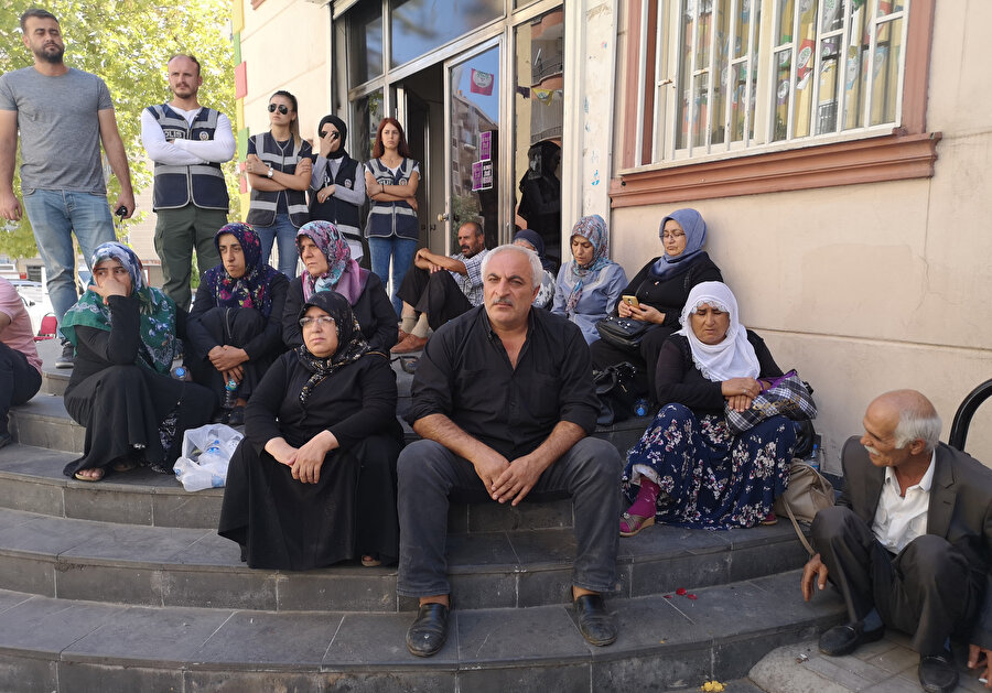 Diyarbakır'da ailelerin HDP önündeki eylemi sürüyor.
