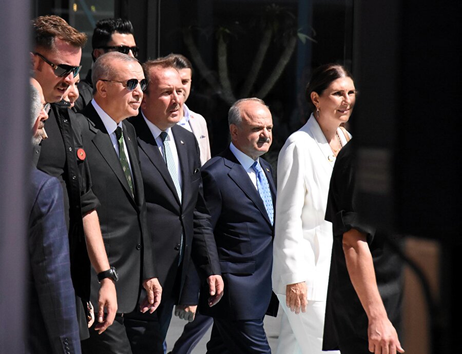 Cumhurbaşkanı Recep Tayyip Erdoğan ve yanındaki heyet objektiflere böyle yansıdı.