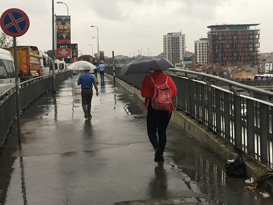 İstanbul'un üstünde yağmur bulutları görülüyor. -DHA