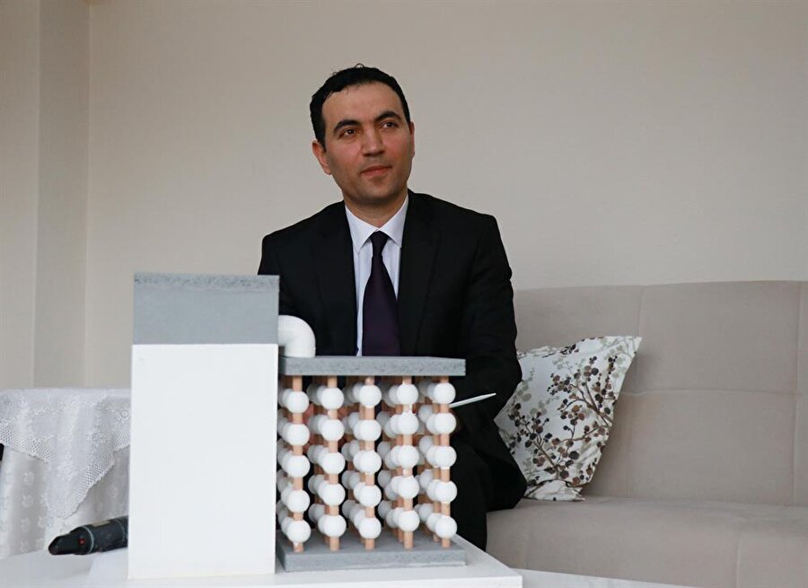  Bilen, 'Sürekli Enerji Santrali' ismini verdiği bu buluşun, hiçbir yakıta ihtiyaç duymadığını ve sadece yer çekimi gücüyle sürekli ve sabit bir enerji ürettiğini savundu.