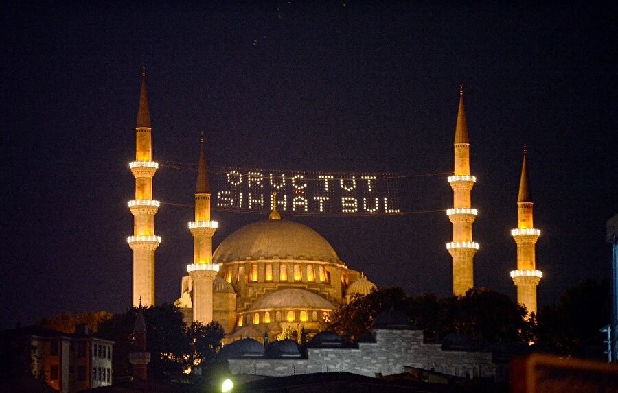 İstanbul’un minareleri geçtiğimiz yıl mahyalarla süslenmişti.