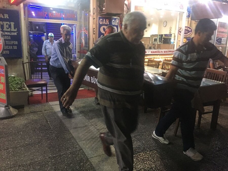 27 yaşındaki Emrah Kızılaslan, ​İzmir'in Konak ilçesindeki otel odasında ölü bulundu.
​