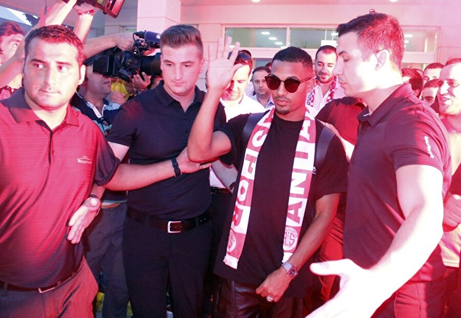 Taraftar William Vainqueur için  Antalya’yı yaktı!