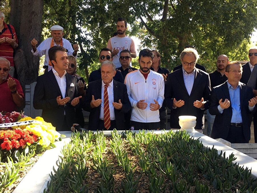 Metin Oktay kabri başında anıldı