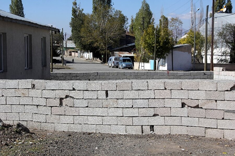 60 yıllık yolu trafiğe kapattı