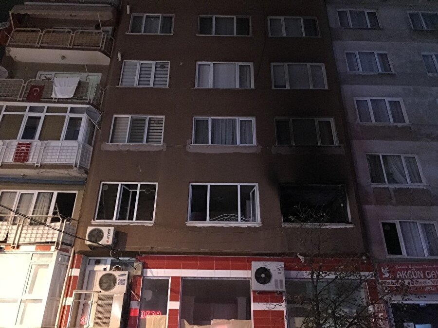 Para vermeyen babasına kızdı, kolonya döküp evi yaktı