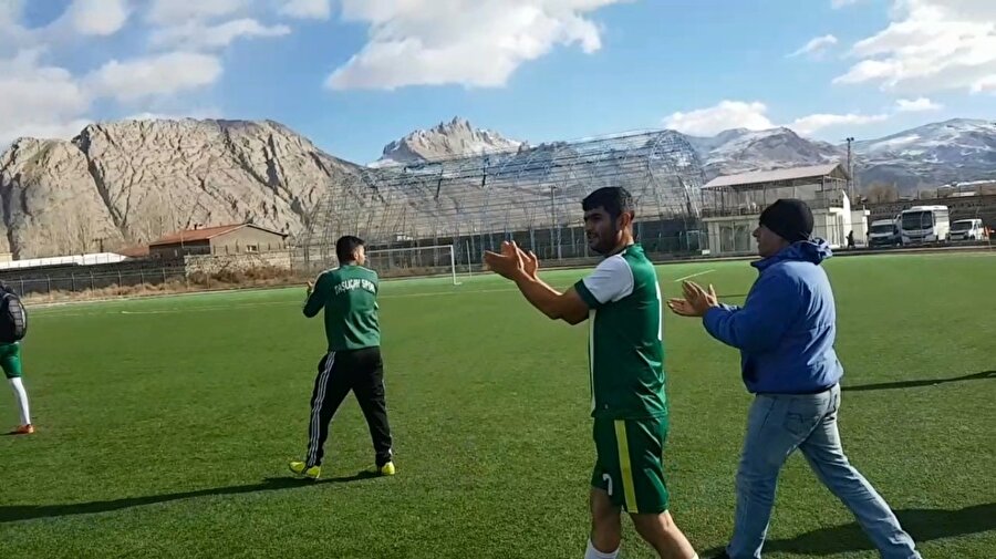 Hakeme sinirlenen futbolcular sahayı terk etti