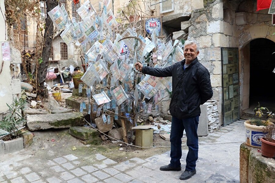 Esat Kaplan, değeri 3 milyon lira olan tarihi paraları orakla koruyor.