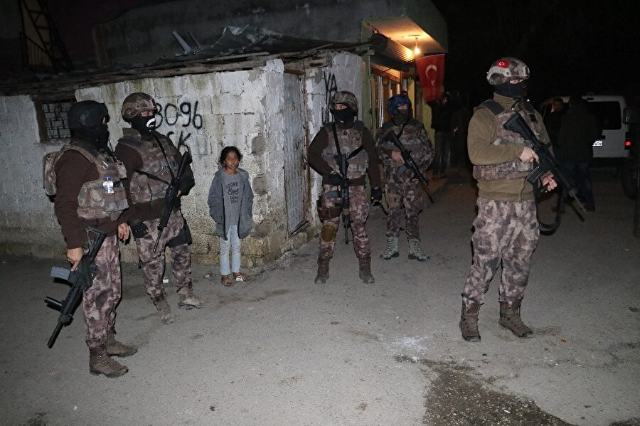 30’dan fazlası kadın yaklaşık 50 kişi gözaltına alındı.