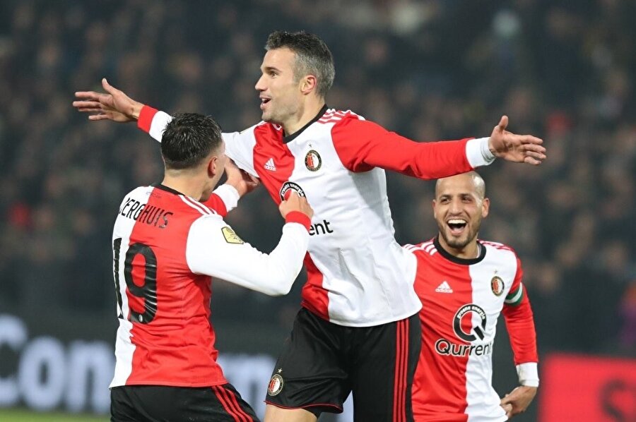 Arşiv: Robin van Persie, Feyenoord formasıyla attığı ilk golün sevincini yaşıyor...