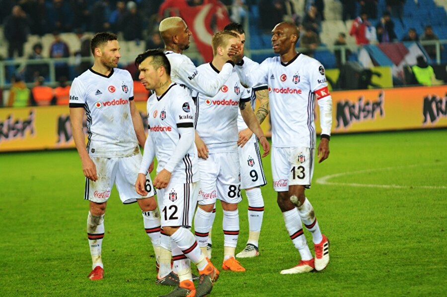 Beşiktaş kritik bir virajı kayıpsız geçti.