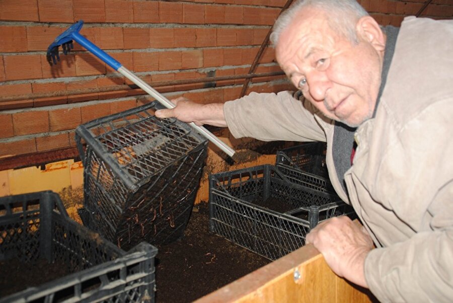 Solucan gübresiyle uğraşan Adem Karasu