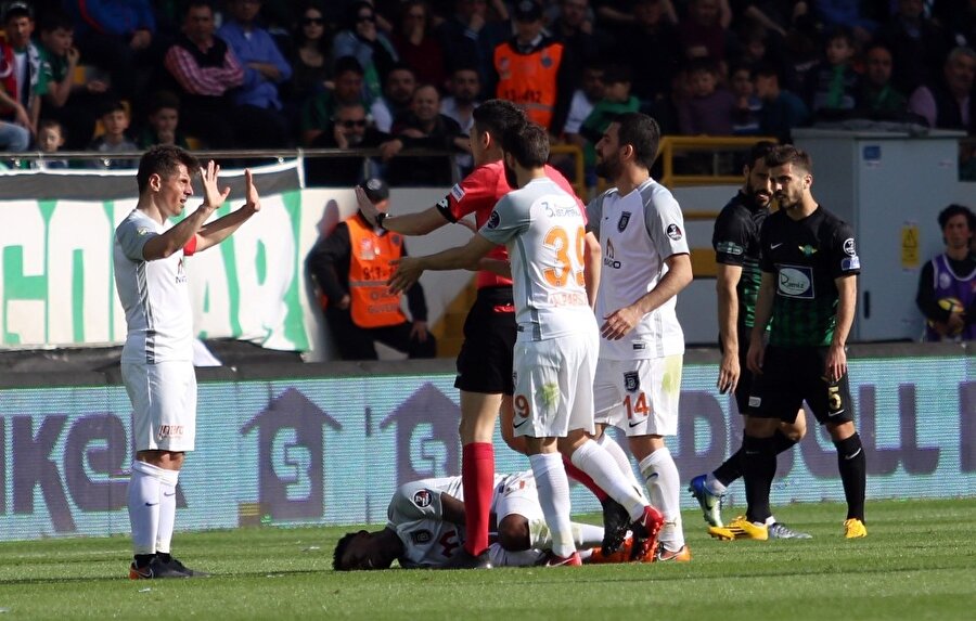 Emre Belözoğlu'nun Yaşar Kemal Uğurlu'ya itiraz ettiği anlar.