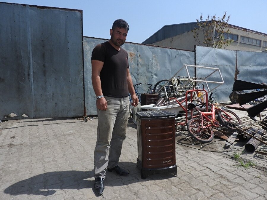Hurdacı sobadan çıkan altınları sahibine teslim etti.