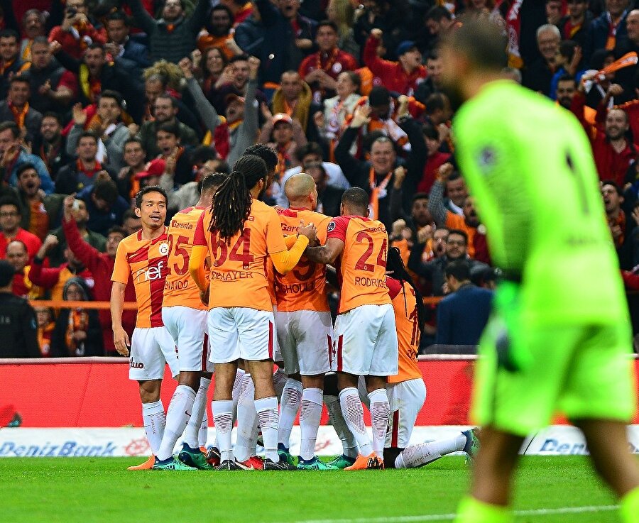 Galatasaray, galibiyeti taraftarıyla kutladı.