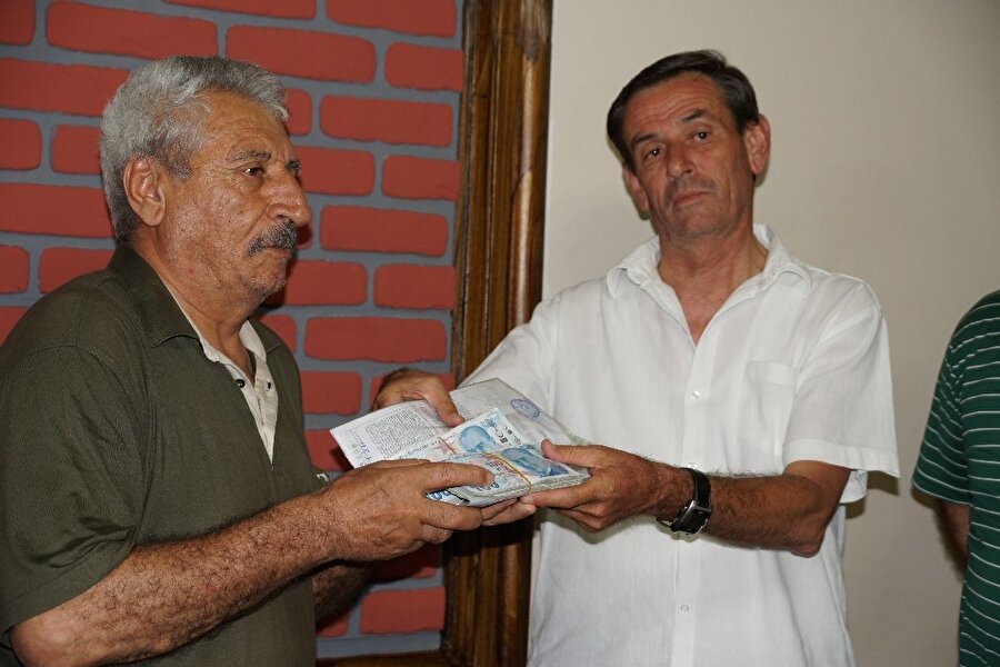 Aslan Ali Gençoğlu'na kaybettiği parası teslim edildi.