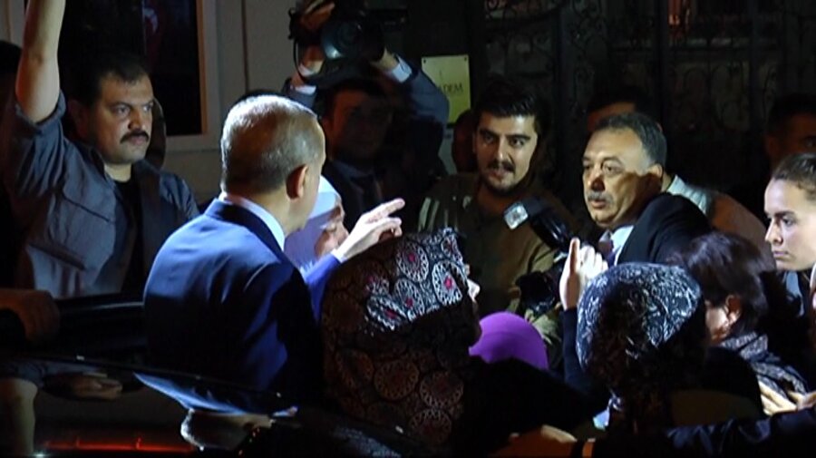 Yaklaşık 100 kişilik grup Cumhurbaşkanı Erdoğan'a teşekkür ederek sevgi gösterisinde bulundu.