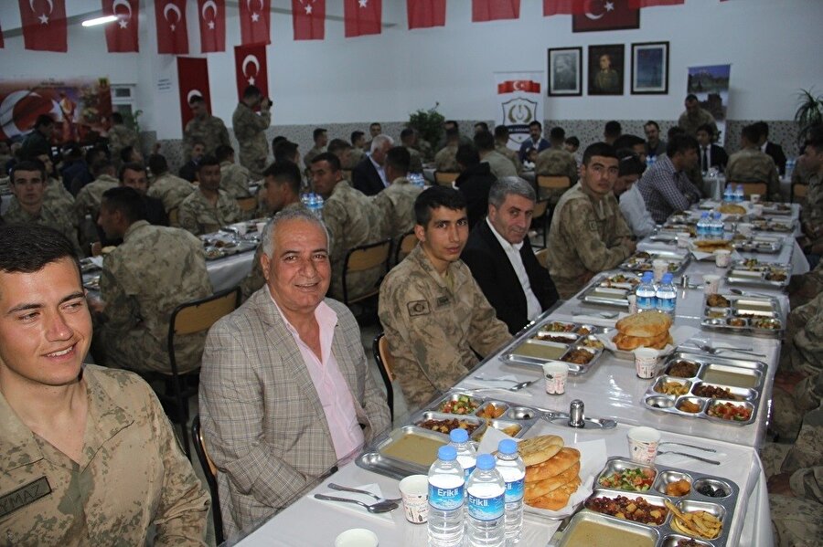 Ezanın okunması ile oruçlar hep beraber açıldı.